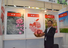 来自甘肃甘富果业集团有限公司的宫万丰经理。苹果是该公司的主要产品。Mr Gong Wanfeng from Gansu Ganfu Guoye. Apple is their main product.